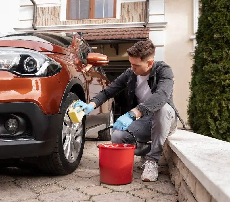 Lavage auto à domicile Saint-Julien-du-Sault : professionnel intervenant sur un véhicule
